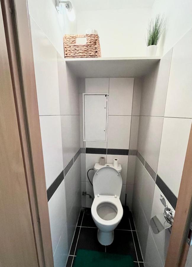 Elegant Escape Apartment - Free Parking, Easy Access To City Centre Bratislava Exterior photo